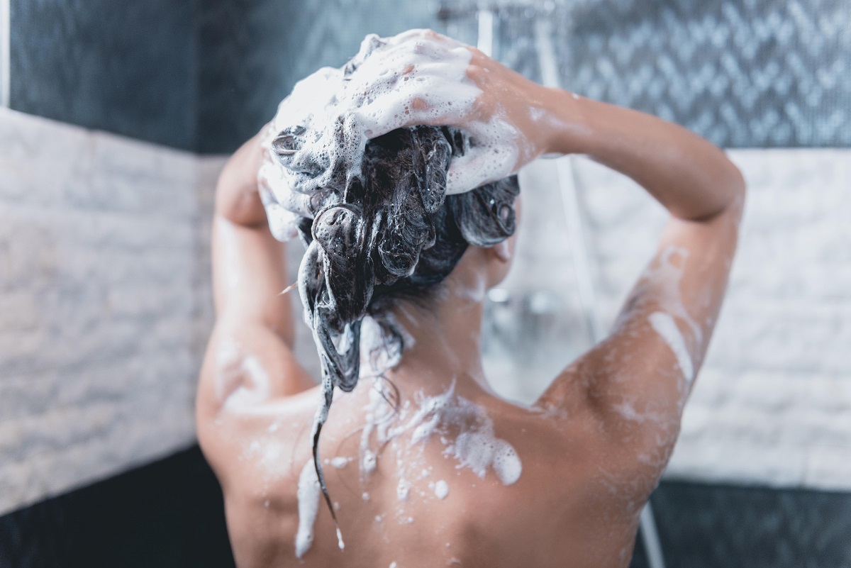 Jak dobrać szampon do rodzaju włosów, które przetłuszczają się jeszcze tego samego dnia po umyciu? 