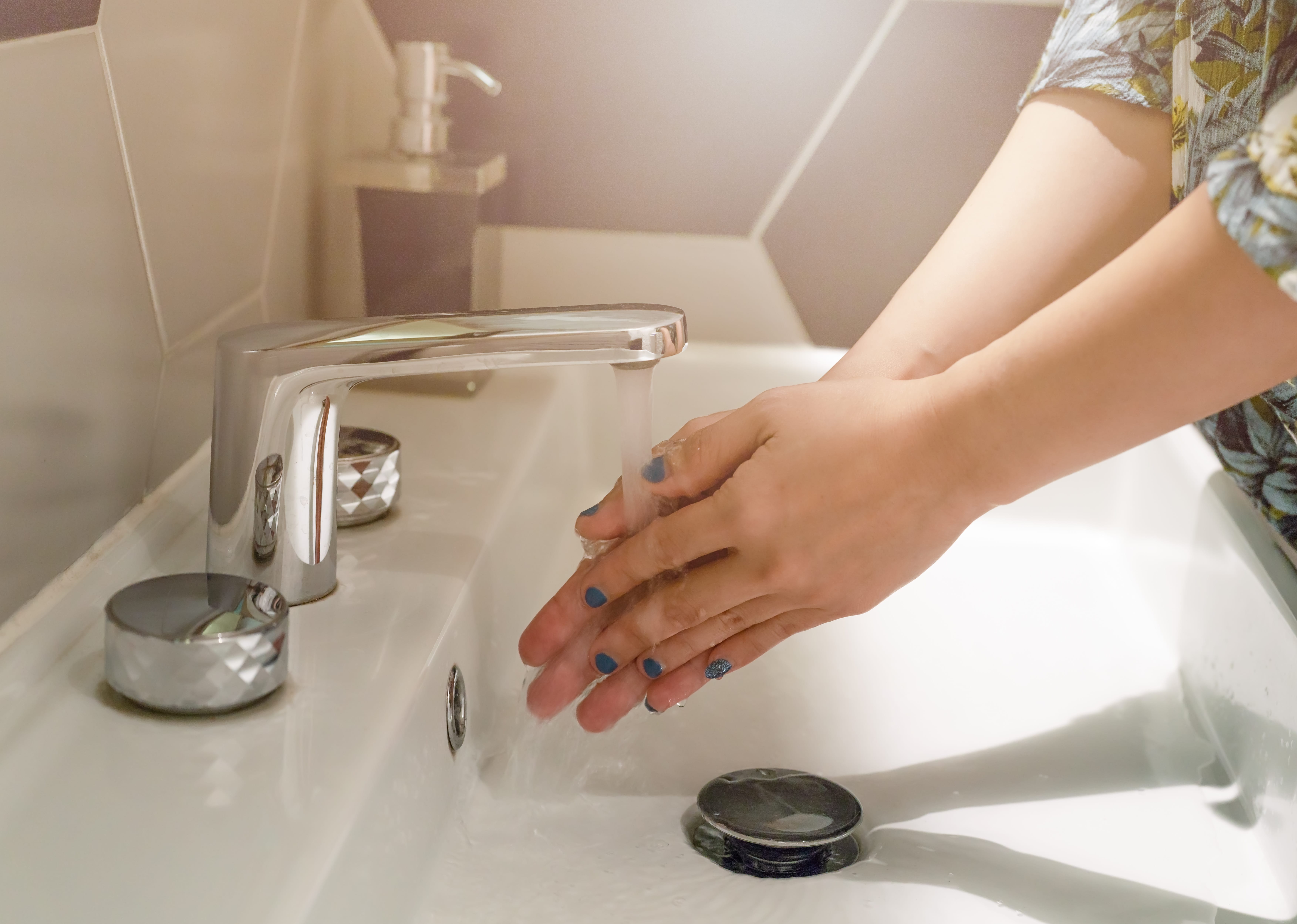 Jak skutecznie dezynfekować ręce? Sprawdź instrukcję krok po kroku