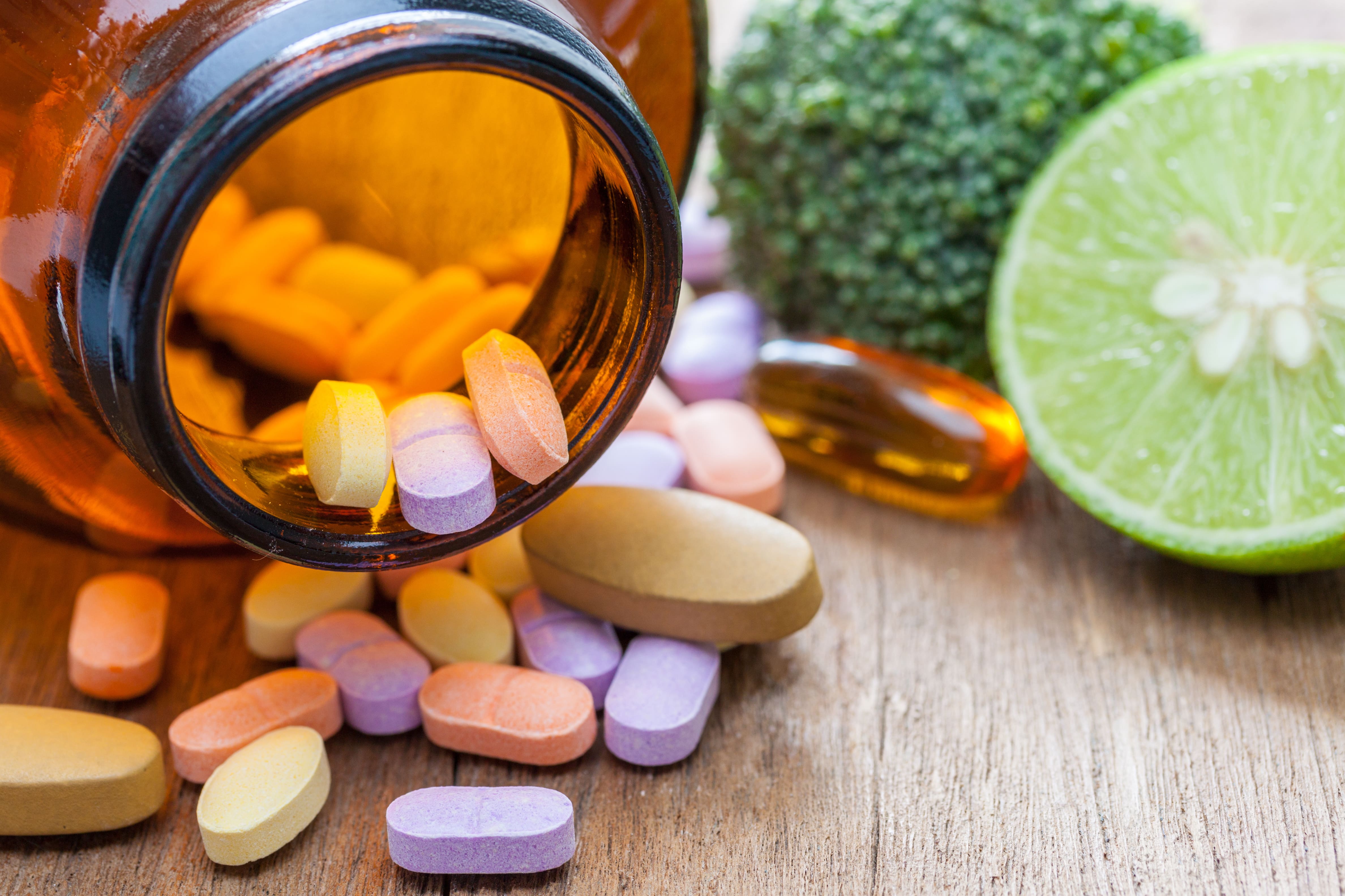 Leki a suplementy diety: czym się różnią? Kiedy i jak brać witaminy i suplementy?