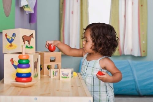 Zabawki rozwojowe, czyli co robić z dzieckiem w domu? 6 mądrych propozycji