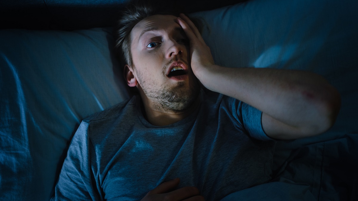 Męski problem: nadmierne pocenie w nocy – przyczyny i skuteczne sposoby