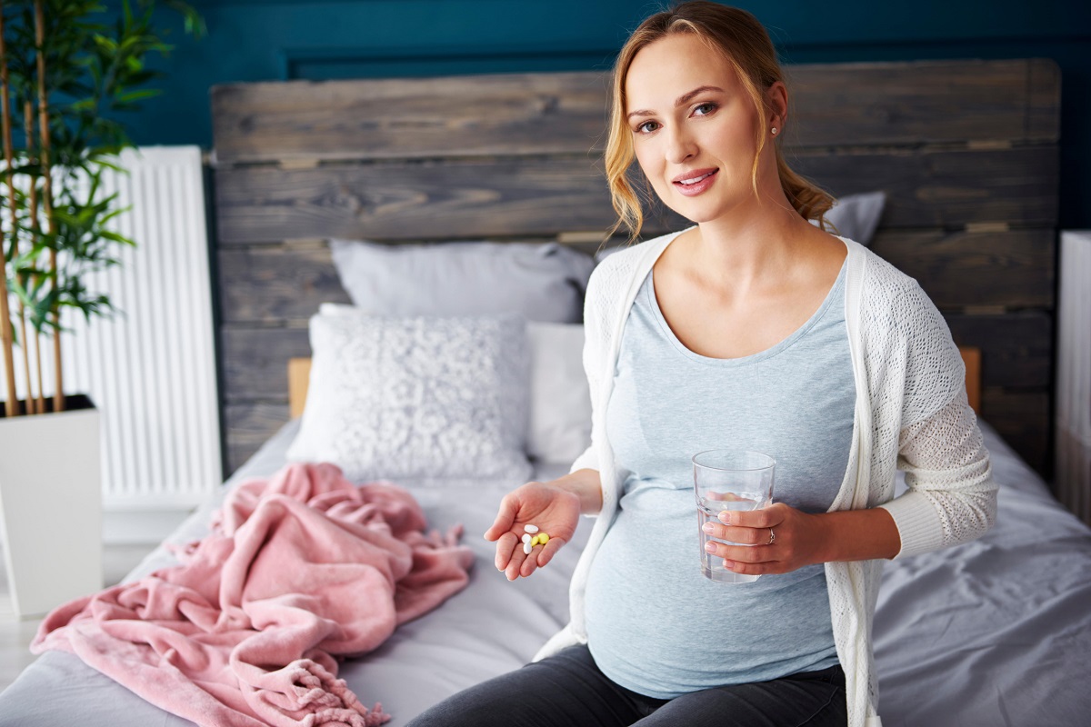 Ile kwasu foliowego w ciąży? Najważniejsze porady o suplementacji dla przyszłych mam