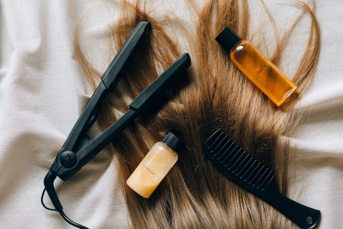 Prostowanie włosów — jak osiągnąć salonowy efekt w domowych warunkach?