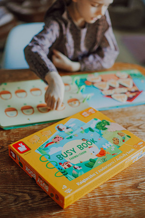 Janod Książeczka z zadaniami Busy Book Farma 3+ (wersja polska)