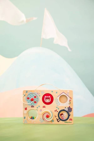 LILLIPUTIENS Drewniana tablica manipulacyjna walizka Czerwony kapturek 12 m+