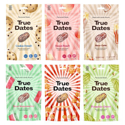 Zestaw smaków 100g True Dates: 1x Cookie Dough daktyle ciasteczkowe, 1x Sweet Peach daktyle słodka brzoskiwnia. 1x Sour Cola daktyle cola, 1x Watermelon daktyle arbuzowe, 1x Caramel Popcorn daktyle karmelowy popcorn, 1x Pistachio Cream daktyle pistacjowe