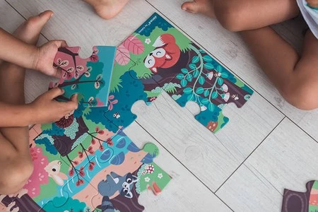 Janod Świecące puzzle z mini-lampką UV Las 24 elementy 3+