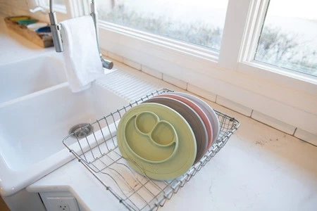 EZPZ Silikonowy talerzyk z podkładką mały 2w1 Mini Mat pastelowa zieleń