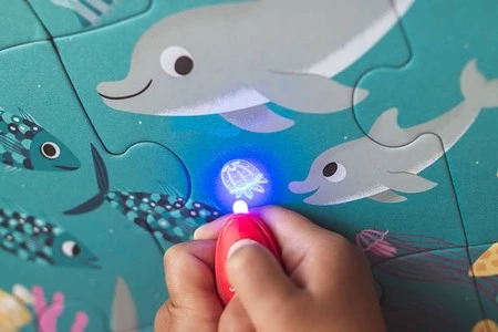 Janod Świecące puzzle z mini-lampką UV Ocean 24 elementy 3+