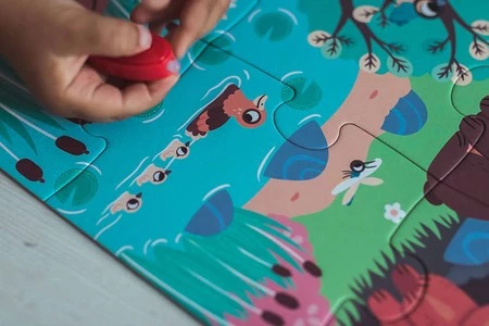 Janod Świecące puzzle z mini-lampką UV Las 24 elementy 3+