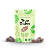 Zestaw smaków: 1x True Dates Sour Apple daktyle o smaku kwaśnego jabłka 100g, 1x True Dates Sweet Peach daktyle o smaku słodkiej brzoskwini 100g i 1x True Dates Pistachio Cream daktyle o smaku kremu pistacjowego 100g