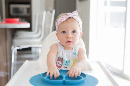 EZPZ Silikonowy talerzyk z podkładką mały 2w1 Mini Mat niebieski