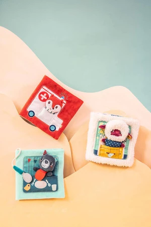 LILLIPUTIENS Książeczka aktywizująca z mini-przytulanką Dobranoc Owieczka Yvon 12 m+