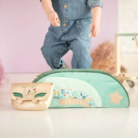 LILLIPUTIENS Drewniany jeździk 2 w 1 z miękkim siedziskiem i torebką Smok Joe 12 m+