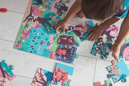 Janod Świecące puzzle z mini-lampką UV Las 24 elementy 3+