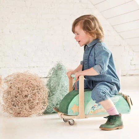 LILLIPUTIENS Drewniany jeździk 2 w 1 z miękkim siedziskiem i torebką Smok Joe 12 m+