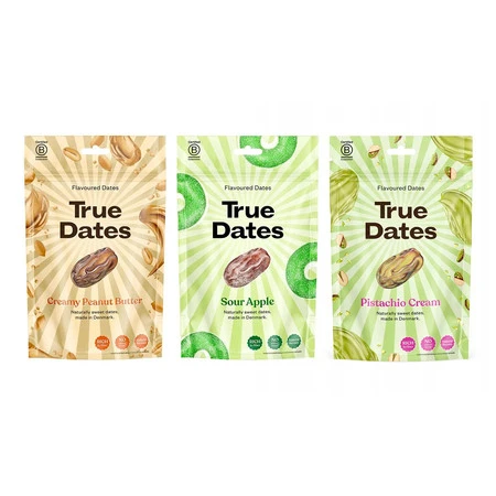 Zestaw smaków: 1x True Dates Creamy Peanut Butter daktyle o smaku kremu orzechowego 100g, 1x True Dates Sour Apple daktyle o smaku kwaśnego jabłka 100g i 1x   True Dates Pistachio Cream daktyle o smaku kremu pistacjowego 100g