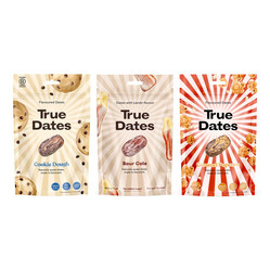 Zestaw smaków: 1x True Dates Cookie Dough daktyle o smaku ciasteczkowym 100g, 1x True Dates Sour Cola daktyle o smaku coli 100g i 1x True Dates Caramel Popcorn daktyle o smaku karmelowego popcornu 100g