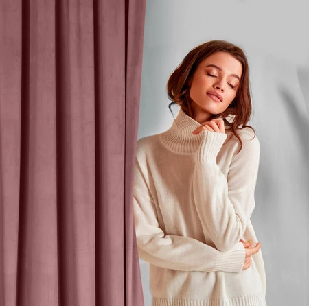 ZASŁONA GOTOWA D91 ROSA NA TAŚMIE 135 X 300 CM CIEMNORÓŻOWY