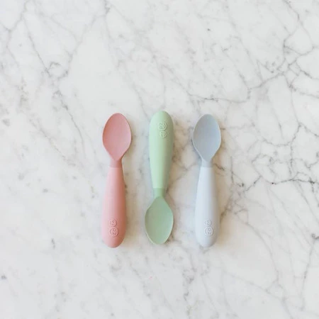 EZPZ Komplet silikonowych sztućców Mini Utensils pastelowa szarość