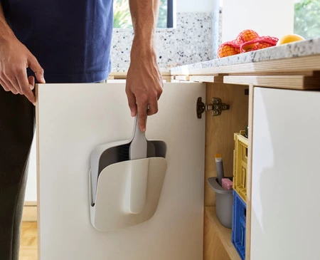 Joseph Joseph Zmiotka z szufelką w uchwycie CleanTech