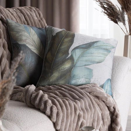 Poszewka wykonana z tkaniny imitującej len, obszyta ozdobną lamówką szerokość: 45 cm, długość: 45 cm