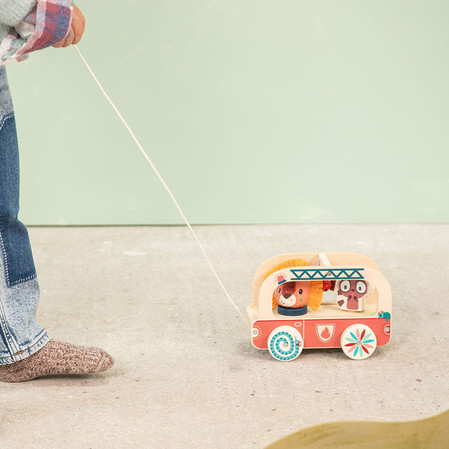 Lilliputiens Drewniany wózek do ciągnięcia Wóz strażacki Lew Jack 12 m+