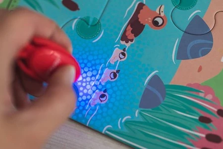 Janod Świecące puzzle z mini-lampką UV Las 24 elementy 3+