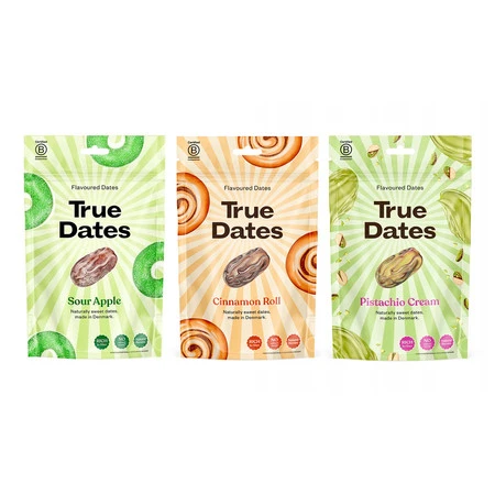 Zestaw smaków: 1x True Dates Sour Apple daktyle o smaku kwaśnego jabłka 100g, 1x True Dates Cinnamon Roll daktyle o smaku karmelowym 100g i 1x   True Dates Pistachio Cream daktyle o smaku kremu pistacjowego 100g