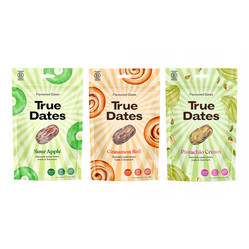 Zestaw smaków: 1x True Dates Sour Apple daktyle o smaku kwaśnego jabłka 100g, 1x True Dates Cinnamon Roll daktyle o smaku karmelowym 100g i 1x 	 True Dates Pistachio Cream daktyle o smaku kremu pistacjowego 100g 