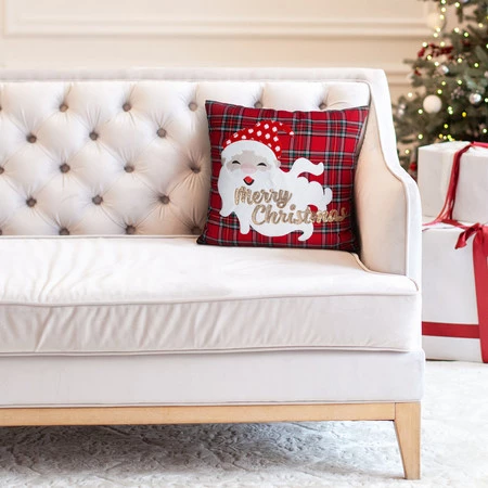 Poszewka świąteczna 45x45 cm – w kratę z haftem Mikołaja