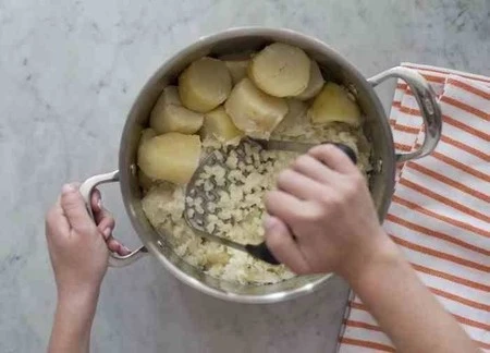 OXO-Praska do ziemniaków stal, czarna, Good Grips