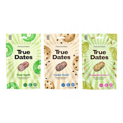 Zestaw smaków: 1x True Dates Sour Apple daktyle o smaku kwaśnego jabłka 100g, 1x True Dates Cookie Dough daktyle o smaku ciasteczkowym 100g i 1x True Dates Pistachio Cream daktyle o smaku kremu pistacjowego 100g