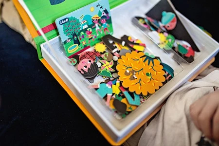 Janod Magnetyczna układanka 4 pory roku Magnetibook