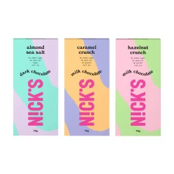 Zestaw czekolad mix smaków N!CK'S: 1szt. Gorzka czekolada z migdałami i solą morską bez cukru 75g, 1 szt. Czekolada mleczna z karmelem 75g, 1szt. Czekolada mleczna z orzechami laskowymi 75g
