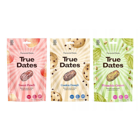 Zestaw smaków: 1x True Dates Sweet Peach daktyle o smaku słodkiej brzoskwini 100g, 1x True Dates Cookie Dough daktyle o smaku ciasteczkowym 100g i 1x True Dates Pistachio Cream daktyle o smaku kremu pistacjowego 100g