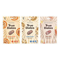 Zestaw mix: 1x True Dates Cinnamon Roll daktyle o smaku karmelowym 100g, 1x True Dates Cookie Dough daktyle o smaku ciasteczkowym 100g i 1x True Dates Sour Cola daktyle o smaku coli 100g