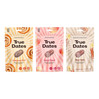 Zestaw mix: 1x True Dates Cinnamon Roll daktyle o smaku karmelowym 100g, 1x True Dates Sweet Peach daktyle o smaku słodkiej brzoskwini 100g i 1x True Dates Sour Cola daktyle o smaku coli 100g