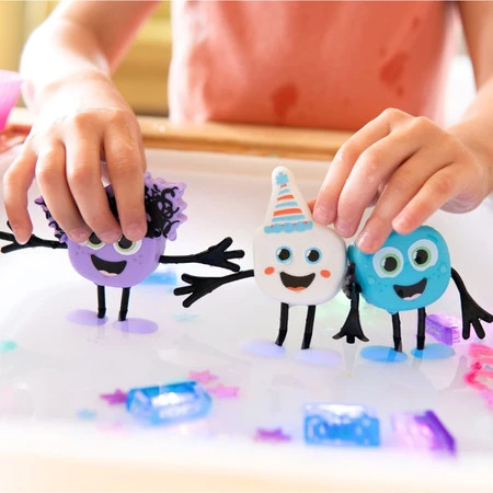 Glo Pals, Postać do kąpieli Party Pal - zestaw z dwiema kostkami sensorycznymi świecącymi w wodzie