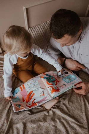 LILLIPUTIENS Miękka książeczka aktywizująca z mini-przytulanką „Dobranoc, mały lisku” 18 m+