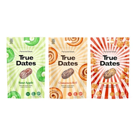 Zestaw smaków: 1x True Dates Sour Apple daktyle o smaku kwaśnego jabłka 100g, 1x True Dates Cinnamon Roll daktyle o smaku karmelowym 100g i 1x True Dates Caramel Popcorn daktyle o smaku karmelowego popcornu 100g