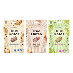 Zestaw smaków: 1x True Dates Cookie Dough daktyle o smaku ciasteczkowym 100g, 1x True Dates Sour Cola daktyle o smaku coli 100g i 1x   True Dates Pistachio Cream daktyle o smaku kremu pistacjowego 100g