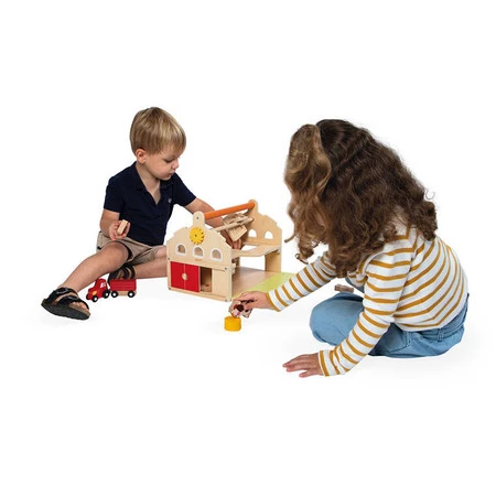 Janod Drewniana farma z otwieranym dachem i figurkami 2+