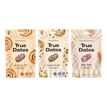 Zestaw mix: 1x True Dates Cinnamon Roll daktyle o smaku karmelowym 100g, 1x True Dates Cookie Dough daktyle o smaku ciasteczkowym 100g i 1x True Dates Sour Cola daktyle o smaku coli 100g