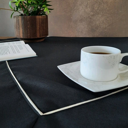 Obrus z srebrną lamówką szerokość: 145 cm, długość: 280 cm, kolor: czarny