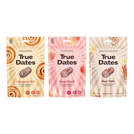 Zestaw mix: 1x True Dates Cinnamon Roll daktyle o smaku karmelowym 100g, 1x True Dates Sweet Peach daktyle o smaku słodkiej brzoskwini 100g i 1x True Dates Sour Cola daktyle o smaku coli 100g