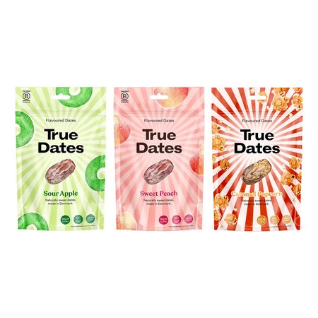Zestaw smaków: 1x True Dates Sour Apple daktyle o smaku kwaśnego jabłka 100g, 1x   True Dates Sweet Peach daktyle o smaku słodkiej brzoskwini 100g i 1x True Dates Caramel Popcorn daktyle o smaku karmelowego popcornu 100g