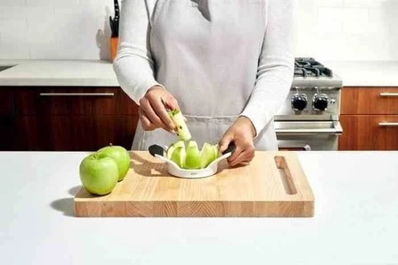 OXO-Krajacz do jabłek stal biało-czarny Good Grips