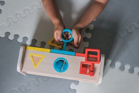 Janod Drewniany sorter z kluczykami Essentiel