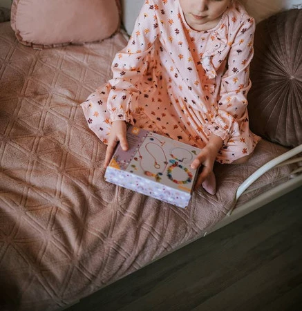 Janod Zestaw kreatywny do tworzenia biżuterii Tęczowe koraliki 6+